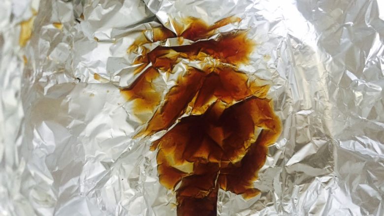 坤博砂锅锡纸蒜蓉虾,基围虾烤完会有一点汤汁,锡纸一定要包好不能让汤汁落到锅里哦!好东西需要爱护才能使用的更加长久