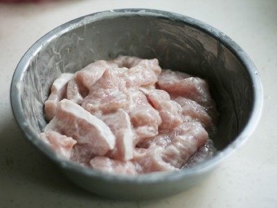 鱼香猪排,用盐、淀粉上浆