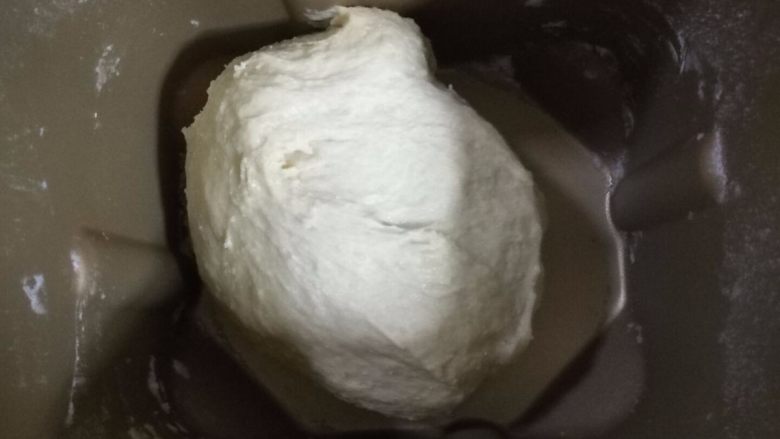 奶茶吐司(一次发酵),5.按和面程序,揉成光滑的面团。