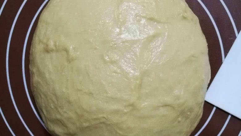 奶茶吐司(一次发酵),8.面团从面包机中拿出来