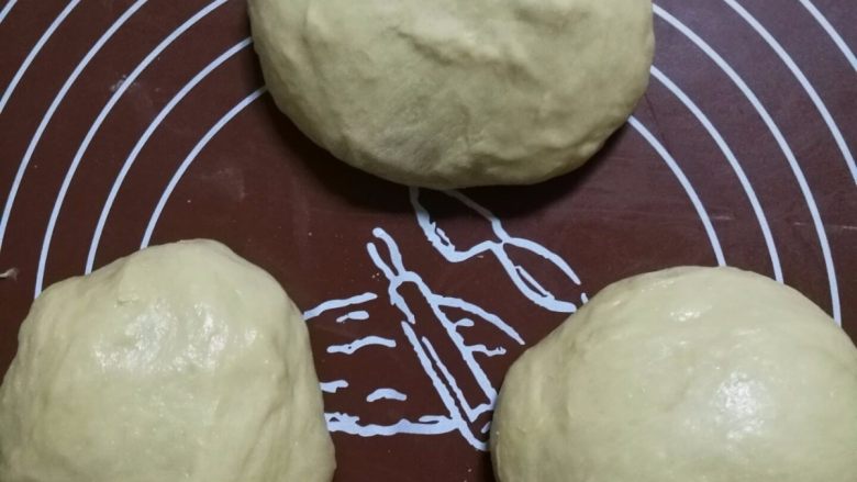 奶茶吐司(一次发酵),9.将面团平均分成3个,松弛五分钟。