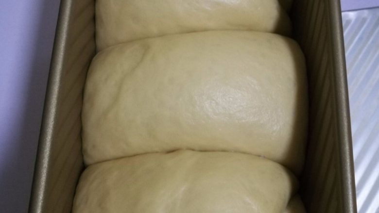 奶茶吐司(一次发酵),12.发酵到八分满时盖上吐司盖,烤箱上下火160预热十分钟。