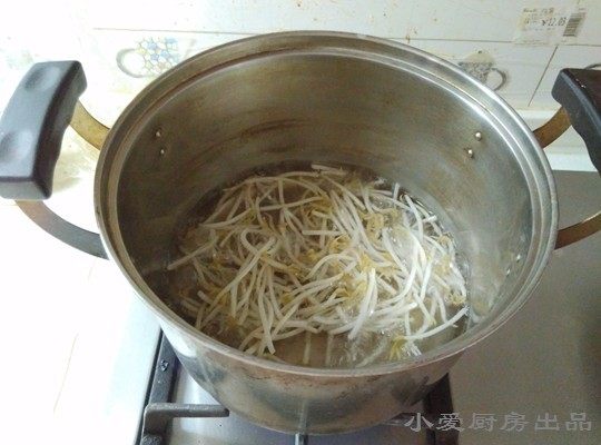 麻辣鸡丝凉面,另起锅焯烫豆芽菜。