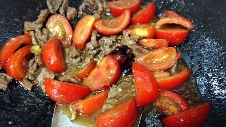 番茄滑蛋炒牛肉,下牛肉混炒至牛肉看不到血色,放一匙<a style='color:red;display:inline-block;' href='/shicai/ 721'>蚝油</a>炒均匀出锅