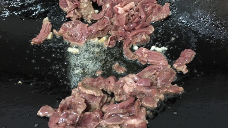 番茄滑蛋炒牛肉,锅下花生油,蒜蓉,冷油锅下牛肉