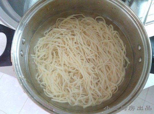 麻辣鸡丝凉面,面条煮熟,捞出过凉水。
