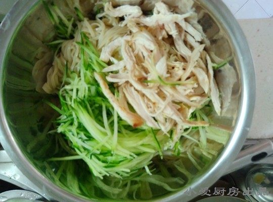 麻辣鸡丝凉面,将面条沥干水分放入大碗中,依次放入<a style='color:red;display:inline-block;' href='/shicai/ 133'>绿豆芽</a>,黄瓜丝,香辣鸡丝。