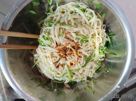 麻辣鸡丝凉面,放上油泼辣子,搅拌均匀即可。