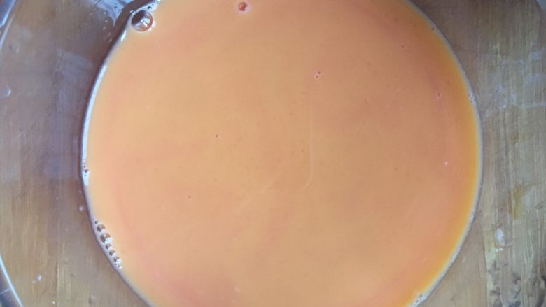 超滑嫩水蒸蛋,红苋菜汁加入适量温水,加入鸡蛋液中搅拌均匀、比例大概是1.5:1再加点盐搅拌均匀
