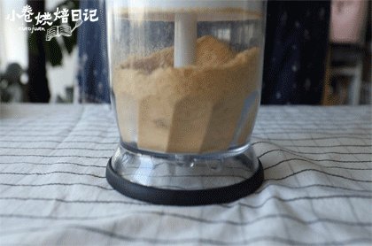 情人节第一份礼物请收好,浪漫浓香的玫瑰芝,消化饼压碎加入融化的<a style='color:red;display:inline-block;' href='/shicai/ 887'>黄油</a>里搅匀了当饼底