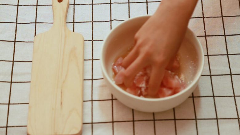 百香果炖鸡,加入一点盐、料酒、淀粉、黑胡椒粉腌制至少10分钟,也可以提前一晚放入冰箱腌制这样更入味,这道菜主要是百香果的味道,所以腌制调料越简单越好~