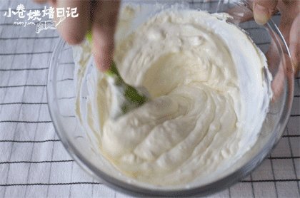 情人节第一份礼物请收好,浪漫浓香的玫瑰芝,然后跟乳酪糊拌匀