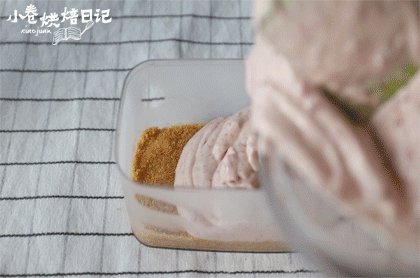 情人节第一份礼物请收好,浪漫浓香的玫瑰芝,之后把做好的芝士蛋糕糊倒入模具进冰箱冷藏