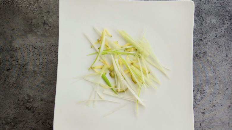 清蒸金昌鱼,找一个比金昌鱼大的盘子,底部铺上姜丝和葱丝
