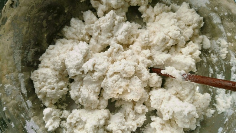 糖油粑粑,糯米粉倒入碗中,边加饮用水边用筷子搅拌成絮状(水不要一次性全加完)