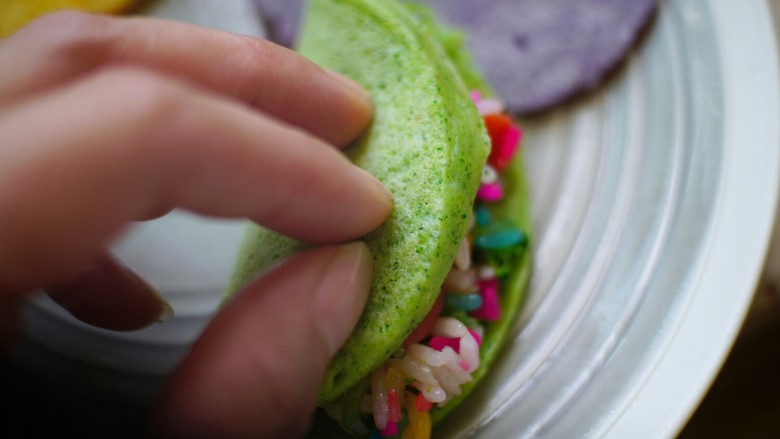 炫彩米饭饼,用手按压，(花米饭是糯米，所以有点粘度，米饭不容易散开，小贴士有介绍花米饭）