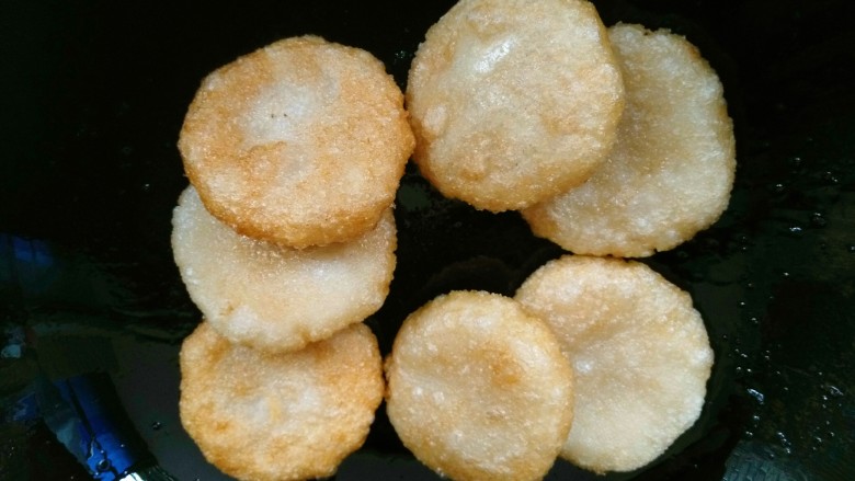 糖油粑粑,把锅里剩余的油全部倒出,开小火,倒入炸好的粑粑,油不要扔了,还可以炒菜,很干净。
