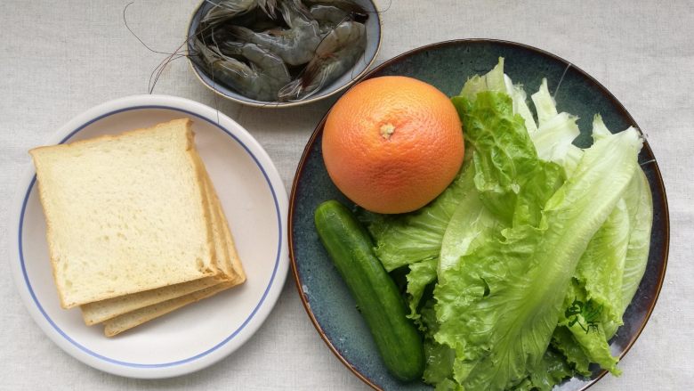 鲜虾胡柚沙拉,沙拉主要用到的食材有这些。