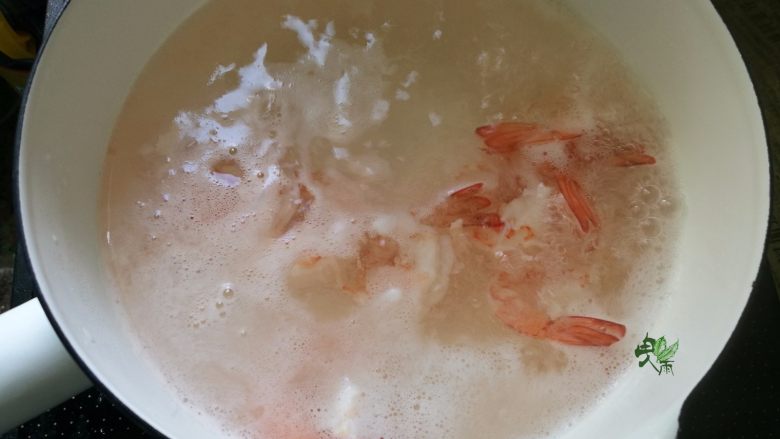 鲜虾胡柚沙拉,放入水中煮熟捞出备用,因海虾本身有咸甜味,也不腥,所以没有放生姜,盐。