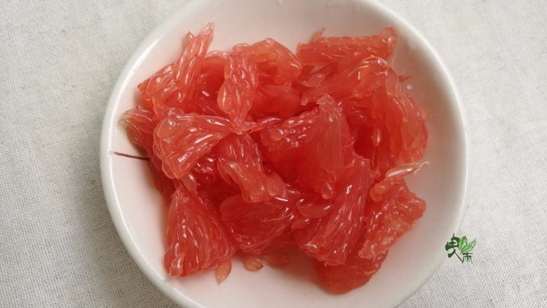 鲜虾胡柚沙拉,胡柚去皮,将肉取出。口味较酸,放到沙拉里后就不需要加醋了。