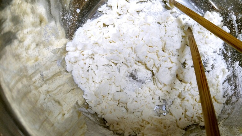 鲜美无比的香菇莲藕鲜肉包,用35到40度之间的的温水,缓慢倒入面粉里,边倒边搅动,使面粉成絮状。