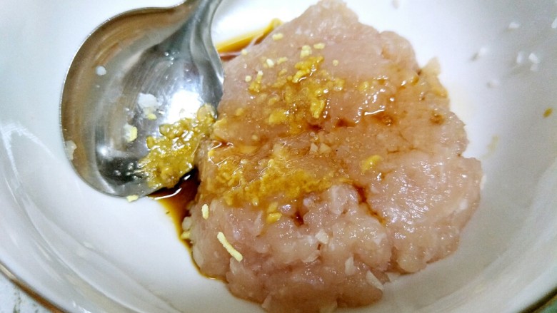 鲜美无比的香菇莲藕鲜肉包,肉馅里加盐,生抽,姜粉,鸡精,酱油和一点点泡香菇的水,然后倒入花椒油,顺着一方向搅均匀,搅到肉馅上劲儿。