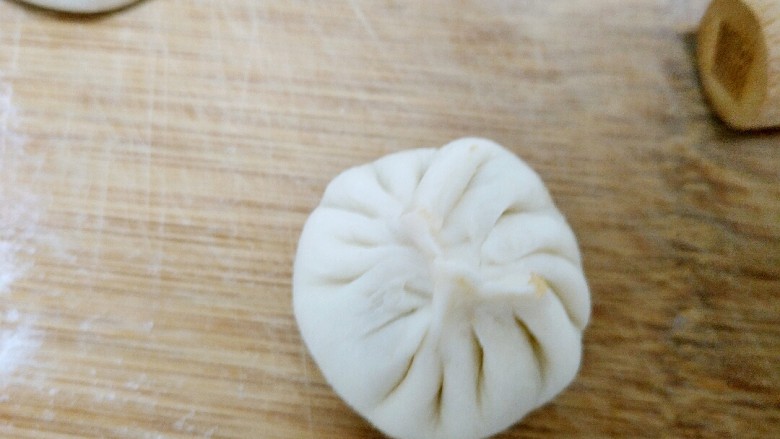鲜美无比的香菇莲藕鲜肉包,收口,一个小包子就包好啦。