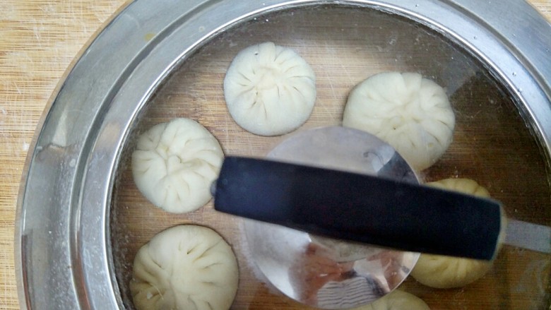 鲜美无比的香菇莲藕鲜肉包,包好的包子不着急蒸,锅盖盖好或者盖上一块屉布,继续醒发。醒发好的包子都会变得白胖白胖的。