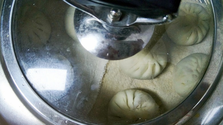 鲜美无比的香菇莲藕鲜肉包,醒发好的包子冷水上锅蒸,上气后根据包子的大小调整时间,我的包子比较小,皮又很薄,,所以,上气后我蒸了15–20分钟就出锅了。
