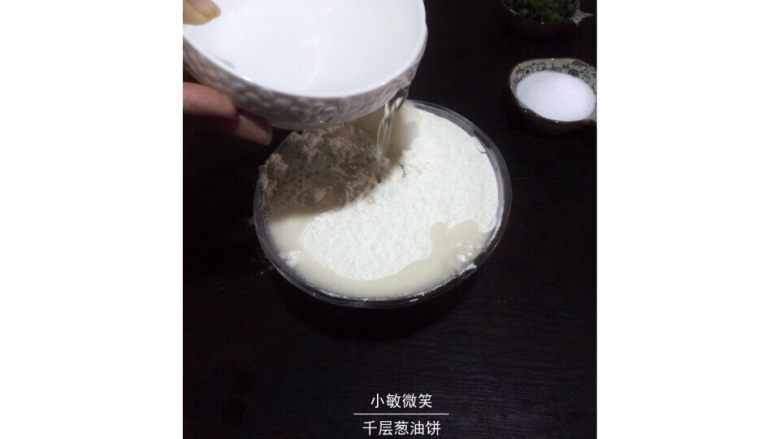 千层葱油饼,温水和面。边倒水，边迅速用筷子搅拌。