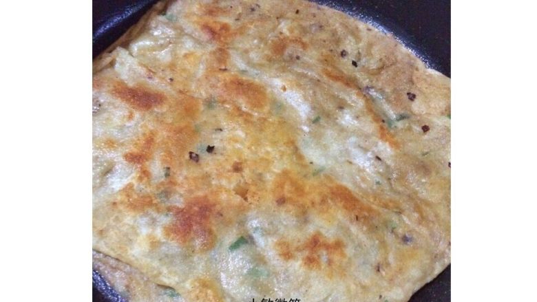 千层葱油饼,锅底淋入薄薄的一层油,【平底锅、电饼铛、煎锅】油热,放饼,中小火煎至两面金黄,就可以啦。