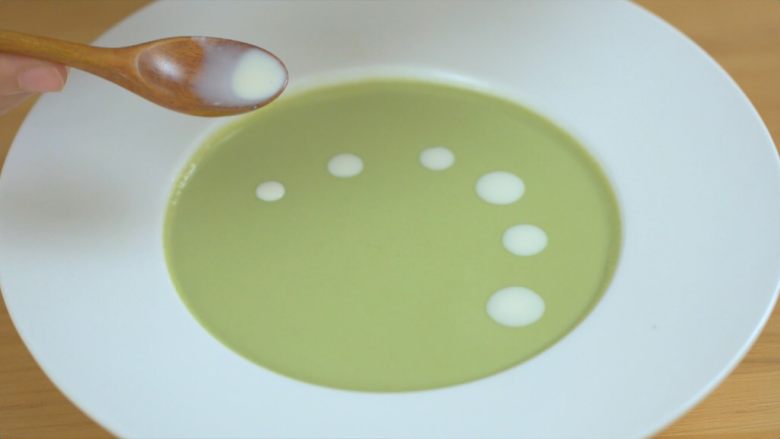 奶香青豆泥,滴几滴淡奶油到青豆泥表面,作为点缀