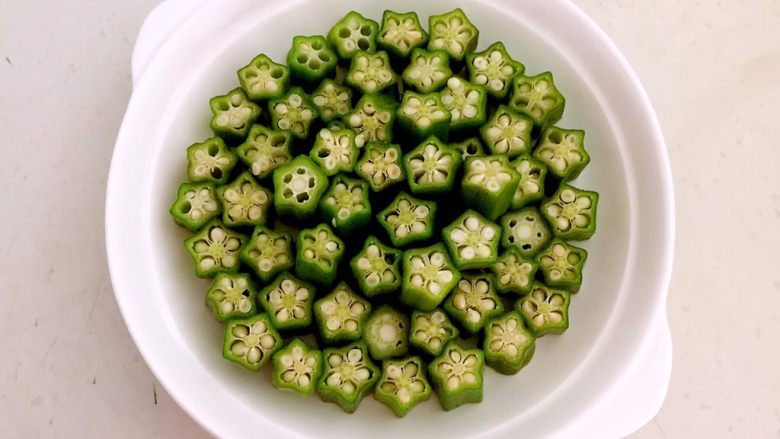 5分钟快手菜 凉拌秋葵,把秋葵码入盘中