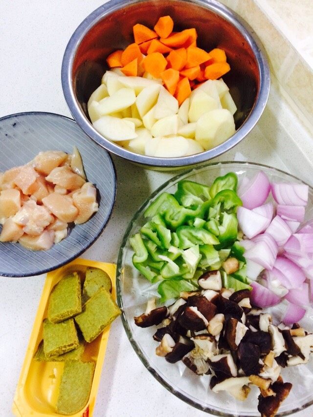 咖喱鸡肉饭,食材洗净切成大小相宜的块状。