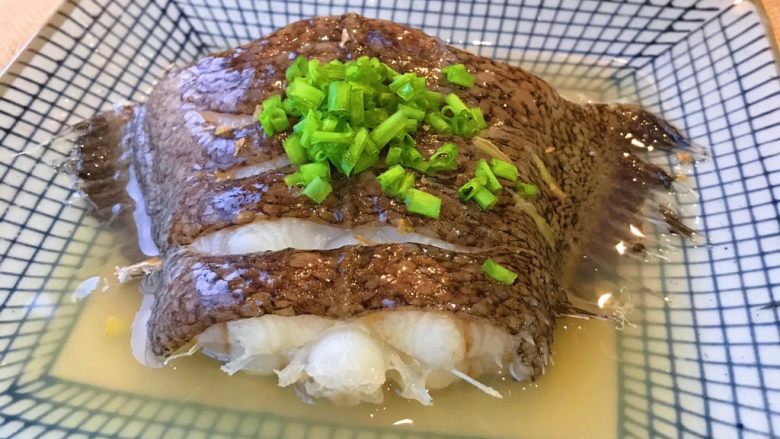 清蒸鸦片鱼,倒入鱼汤,很诱人有木有😄