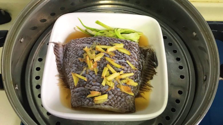清蒸鸦片鱼,等水开后放进蒸锅,加盖蒸5分钟
