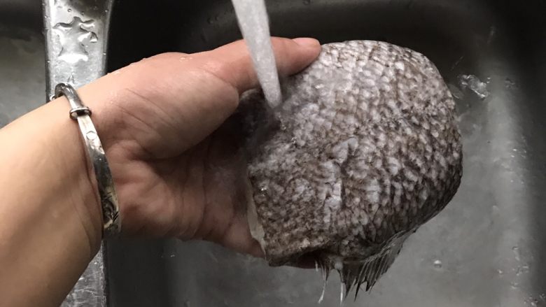 清蒸鸦片鱼,水里冲洗干净,沥干水分