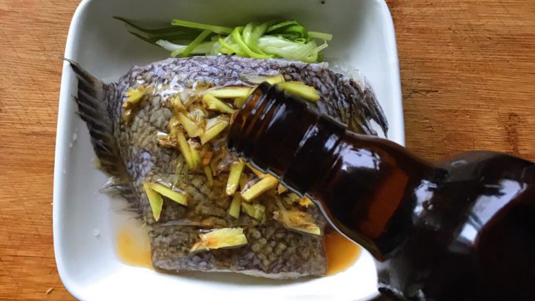 清蒸鸦片鱼,倒入适量黄酒(加饭酒),不怕醉的可以多放,😄