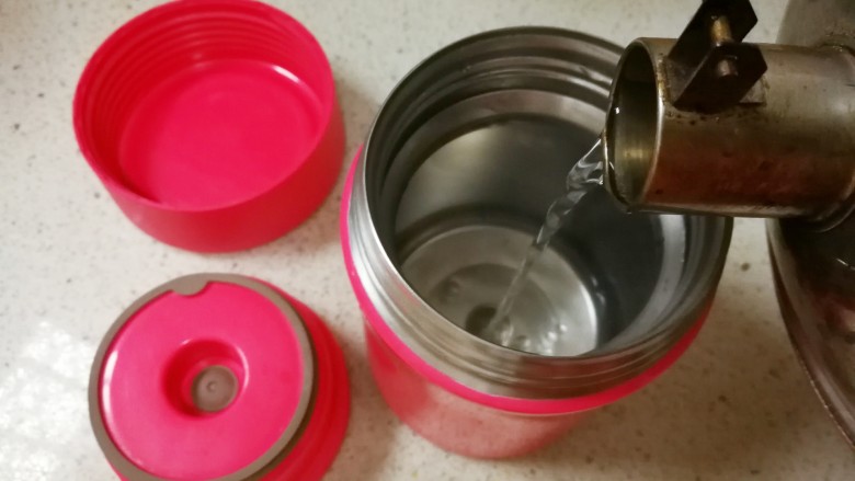 温泉蛋+洋葱牛肉盖饭,先来做焖烧杯版的温泉蛋,因为要焖一个小时…焖烧杯里倒入刚烧开的开水,一定要是刚烧开的水哦,