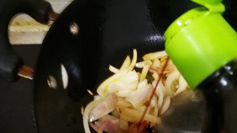 温泉蛋+洋葱牛肉盖饭,加入适量的生抽老抽和<a style='color:red;display:inline-block;' href='/shicai/ 718'>料酒</a>,