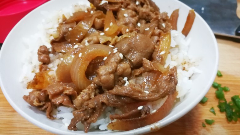 温泉蛋+洋葱牛肉盖饭,洋葱牛肉浇在米饭上,底下的汤汁拌饭也很好吃,上面撒上白芝麻