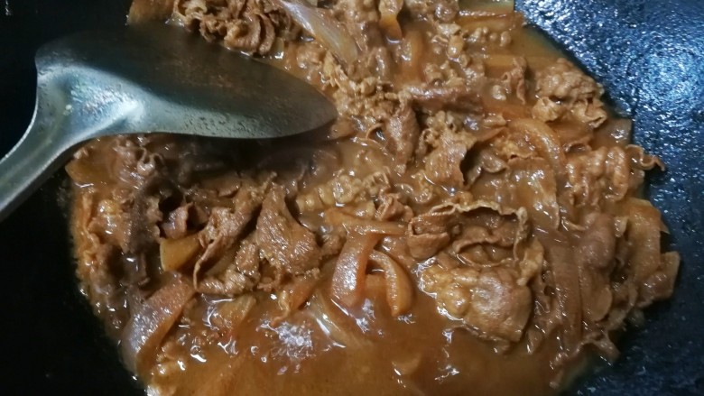 温泉蛋+洋葱牛肉盖饭,转小火,焖煮15分钟…