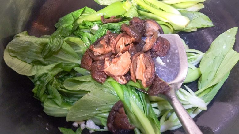 青菜炒香菇,放入香菇翻炒