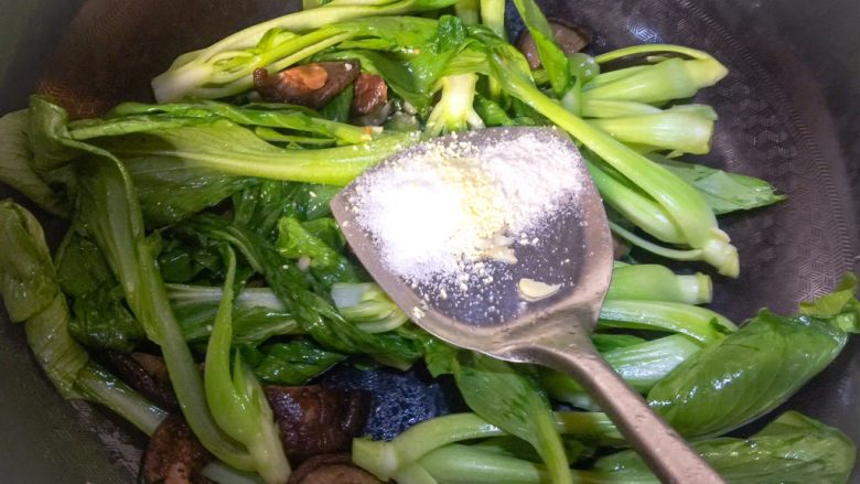 青菜炒香菇,放入盐、鸡精,翻炒一下,就可以出锅啦,炒这个菜不要时间太长,我觉得按照以上我的步骤来,做完就可以出锅了,不然青菜不好吃