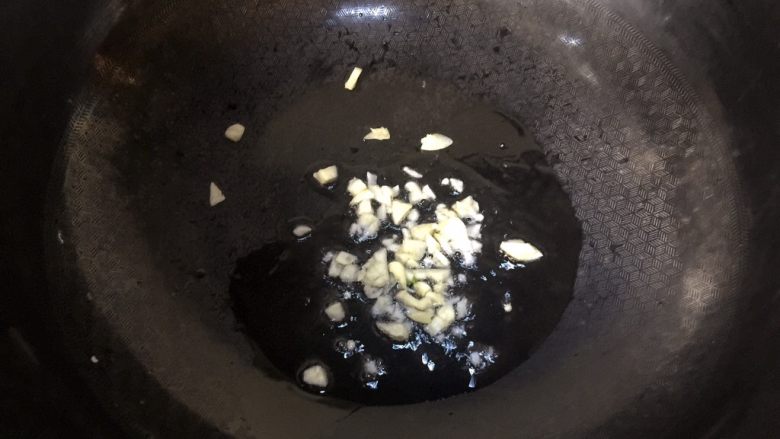 青菜炒香菇,热锅凉油放入蒜炒香