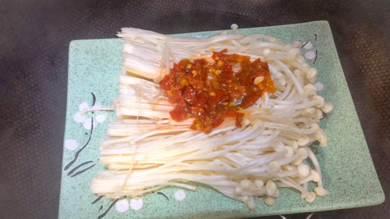 剁椒金针菇,锅里放水烧开,把金针菇放里蒸3分钟