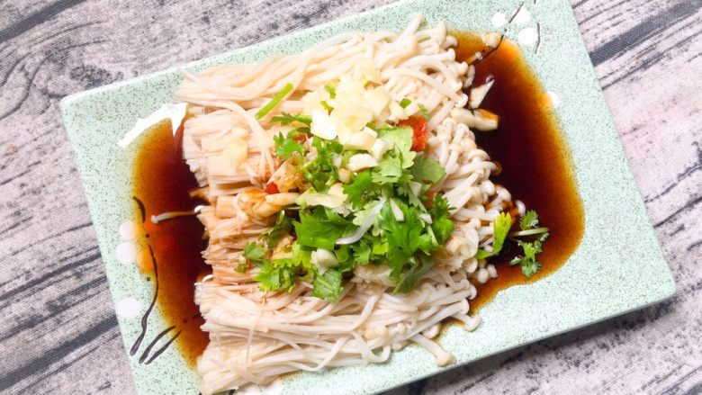 剁椒金针菇,放上蒜末、葱末、十三香、生抽、醋、蒸鱼豉油、香菜,再放锅里蒸1分钟就可以啦~
