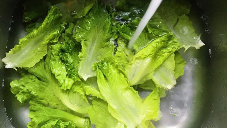 碧绿爽口的莴仔菜,把生菜掰开 水里浸泡10分钟,第一去除农药,第二冷水泡过也是脆的一方面