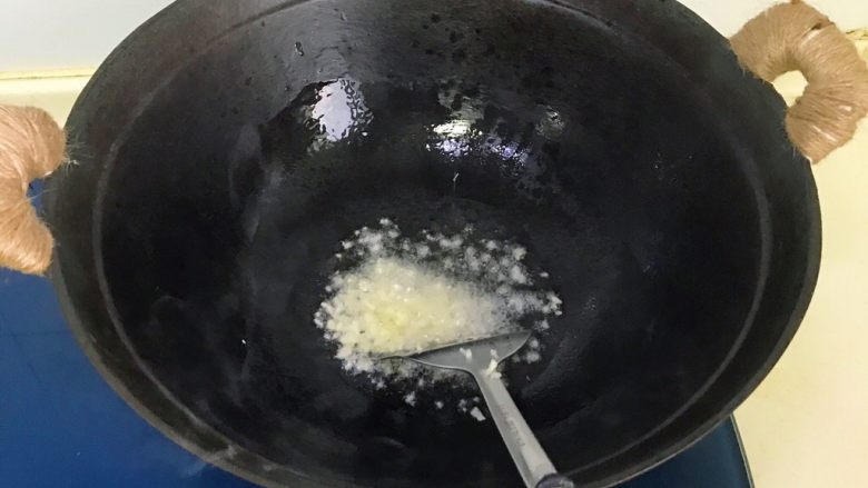 碧绿爽口的莴仔菜,放入适量油,冒烟了立即放人蒜末爆炒,整个过程必须手快