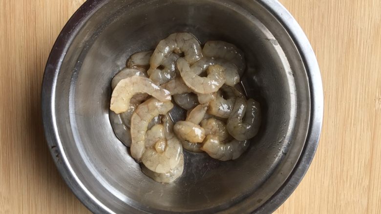 花样水晶虾饺,虾剥壳去线后,加入点料酒,酱油,胡椒粉搅拌均匀腌制备用